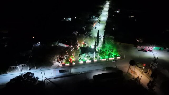 Vista a&eacute;rea de un parque municipal de noche con iluminaci&oacute;n colorida 