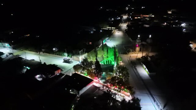 Vista a&eacute;rea de un parque municipal de noche con iluminaci&oacute;n colorida 