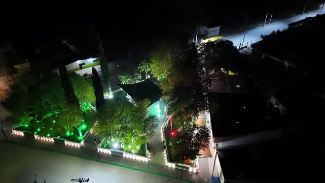 Vista a&eacute;rea de un parque municipal de noche con iluminaci&oacute;n colorida 