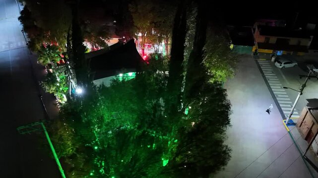 Vista a&eacute;rea de un parque municipal de noche con iluminaci&oacute;n colorida 