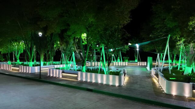 Recorrido nocturno de una plaza municipal de noche con iluminaci&oacute;n colorida 