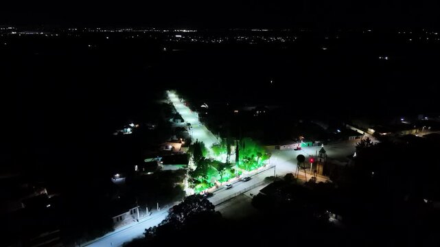 Vista a&eacute;rea de un parque municipal de noche con iluminaci&oacute;n colorida 