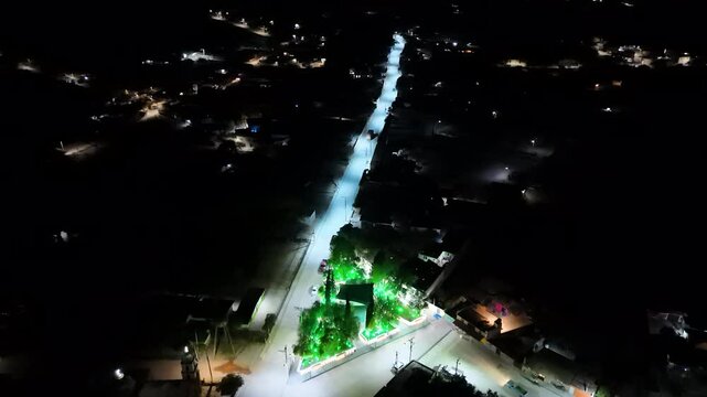 Vista a&eacute;rea de un parque municipal de noche con iluminaci&oacute;n colorida 