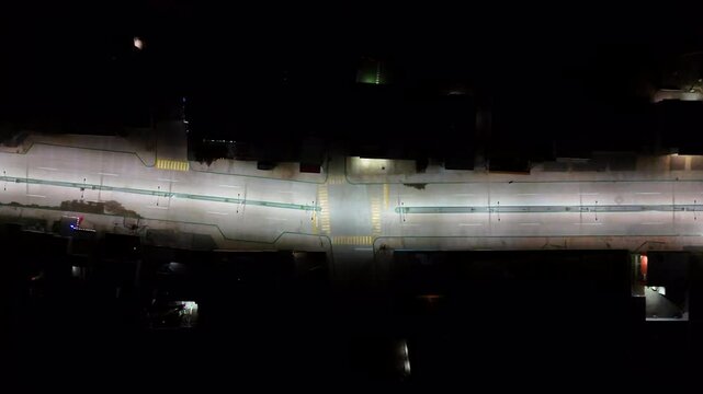 Camino en carretera nocturno iluminado 