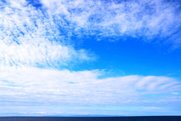 穏やかな秋の空と日本海