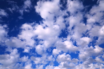 青空を流れるデザイン的な白い雲