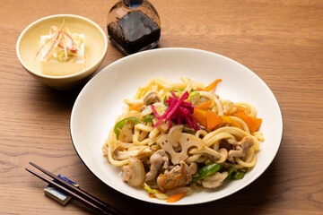 白い皿に盛られた焼きうどん