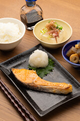 大根おろしを添えた焼き鮭