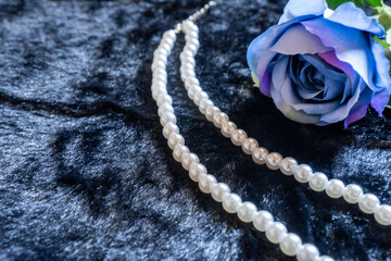 青い薔薇の造花とパール②（ヨコ）