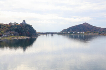 木曽川の崖上に建つ犬山城。織田信長の叔父、信康が築城。