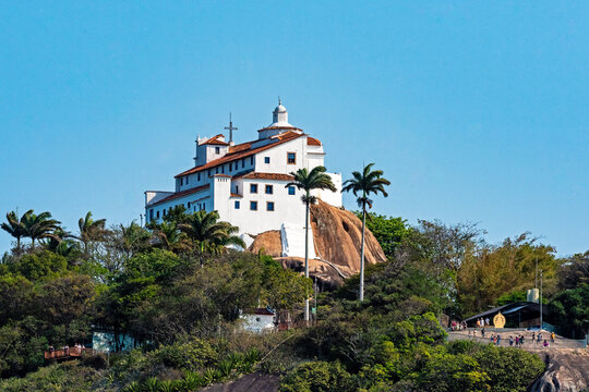 Convento da Penha: Patrim&ocirc;nio Hist&oacute;rico e Religioso no Esp&iacute;rito Santo

O Convento da Penha, em Vila Velha, oferece vista panor&acirc;mica da ba&iacute;a de Vit&oacute;ria, sendo um marco espiritual e cultural do Brasil.