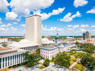 Fototapeta premium The Florida State Capitol Building and The Florida Historic Capitol Museum in Tallahassee, FL.