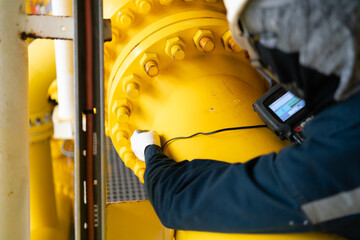 Inspectors inspect pipes in the petrochemical industry with ultrasonic instruments.
