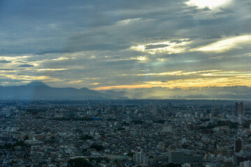 夕暮れ時の都市風景　高層ビルから眺める東京の街