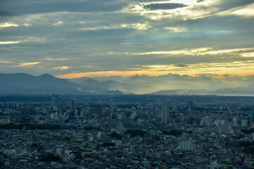 夕暮れ時の都市風景　高層ビルから眺める東京の街