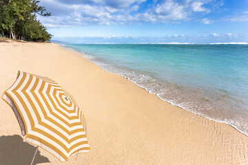 Parasol sur plage paradisiaque de saint-Gilles, île de La Réunion 