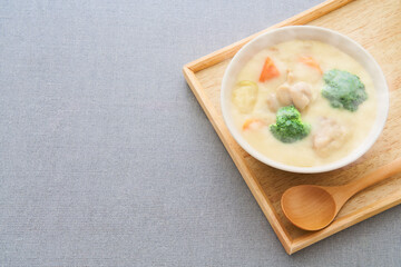 明るい部屋で暖かいシチューをどうぞ召し上がれ