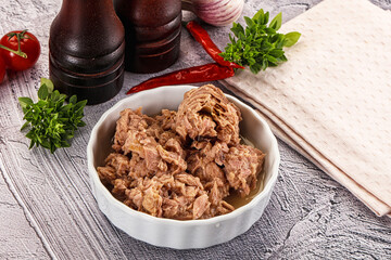 Canned tuna preserve for salad