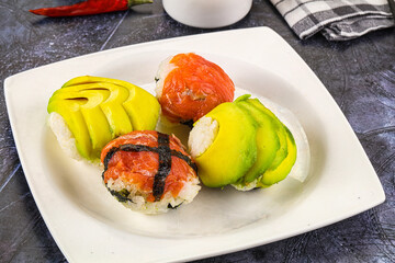 Round tamari sushi with salmon and avocado