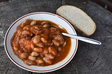 Tasty baked beans with bread