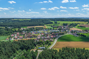 Ausblick auf die Gemeinde Langlau im Fränkischen Seenland in Mittelfranken