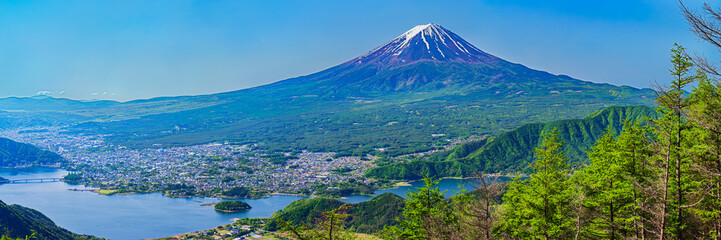 新道峠より河口湖越しに富士山を望む