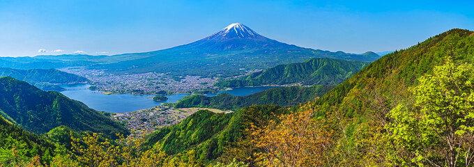 新道峠より河口湖越しに富士山を望む