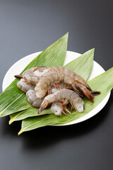 黒背景にバナメイエビ