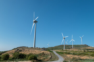 Estrada de acesso ao alto da serra do Caramulo e ao parque eólico em Portugal