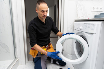 Obraz premium studio photo of washing machine repairman