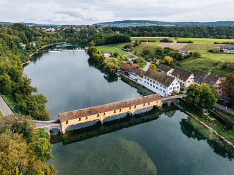 Luftbild von der gedeckten Rheinbr&uuml;cke die die schweizerische Gemeinde Rheinau und deutsche Gemeinde Altenburg verbindet.