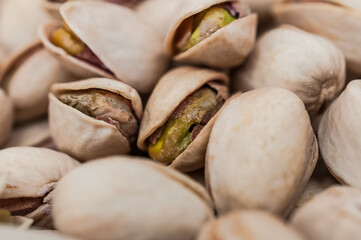 grüne Pistazienkerne geröstet