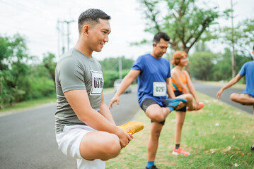 Fototapeta premium marathon athlete stretching or warming up before running