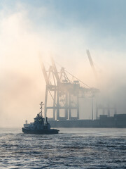 Nebel im Hamburger Hafen. mit einem Schlepper im Vordergrund