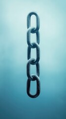 Obraz premium A chain is suspended in the air, with the links visible in the water