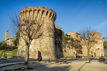 Obraz premium san gimignano, italien - stadtmauer mit turm und porta san giovanni