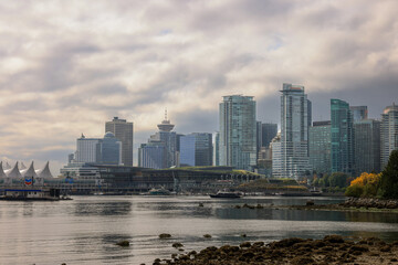 Fototapeta premium the skyline of Vancouver on a cloudy sky