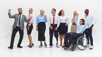 Obraz premium Diverse group of colleagues engage in lively conversation, smiling and gesturing. Collaboration and acceptance in a professional setting. Concept of business, dei, equality, support