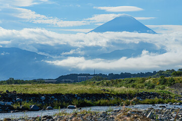 秋の晴れた日にみた富士山と雲