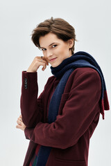 Naklejka premium A stylish woman showcases an inviting winter look while offering a playful smile.