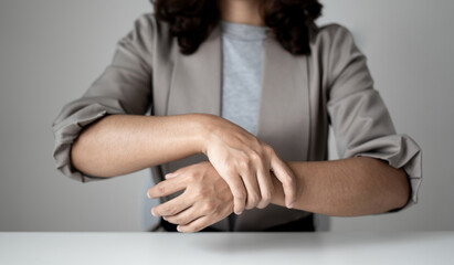 Obraz premium Woman hand with wrist pain numbness and pain in the palm of the hand has pain and tingling in the nerve endings This is a side effect of sitting and working for a long time on a laptop at the office