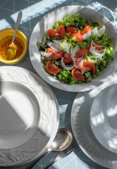 Platos y bol de ensalada sobre una mesa