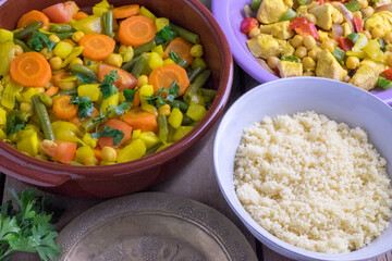 Cuscús, cazuela con verduras guisadas, y verduras con pollo, estilo marroquí
