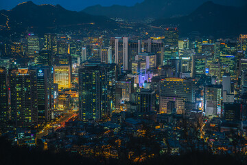 Obraz premium A view of Seoul city beautifully lit up at night.