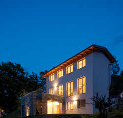 Detached house just renovated, with modern finishes. Back of the house with large private green garden at evening