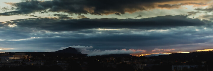 Obraz premium Sainte Victoire mountain in the light of an autumn morning