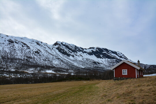 Maison typique norv&eacute;gienne perdue en montagne