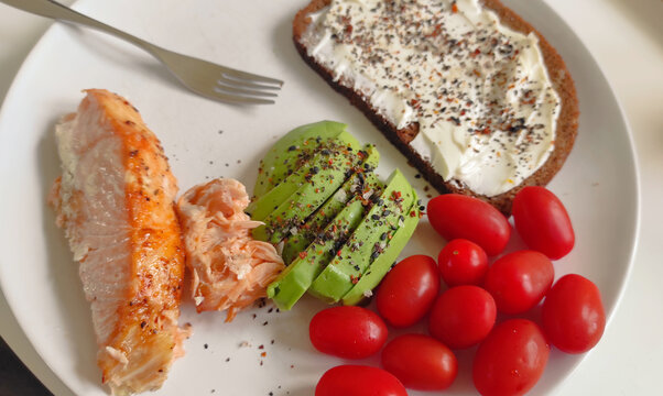 Snackteller mit Brot, Gem&uuml;se und Lachs