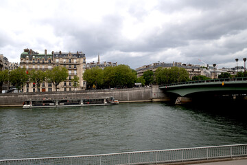 vue de la rivi&egrave;re la Seine qui traverse Paris un jour de mauvais en France