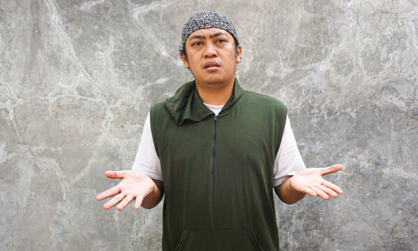 Fototapeta Portrait of a Man Expressing Confusion or Uncertainty